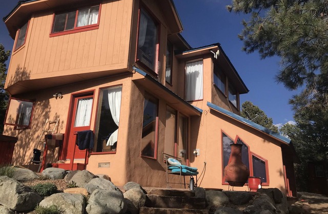 Quiet Mountain Retreat in the woods. 2.5 acres only 20 minutes to skiing!