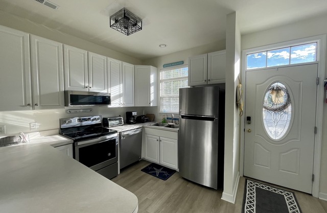 Quiet Neighborhood 2BR Townhouse 1.5 miles to beach