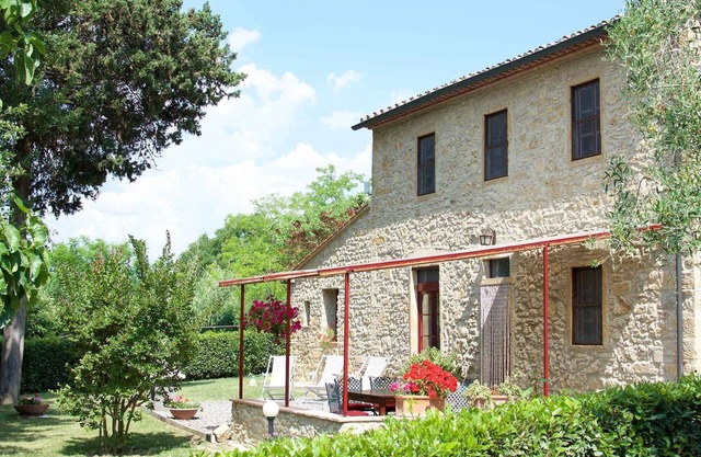 quiet panoramic location with pool, 3 double rooms, 3 bathrooms, kitchen, terrace, private garden