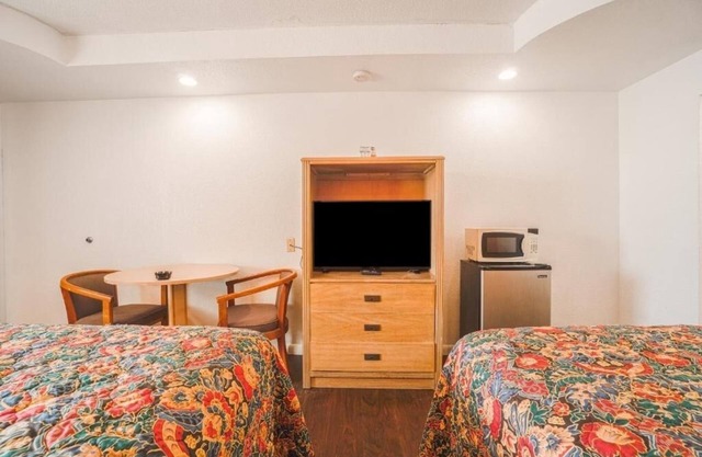 Quiet Pet Friendly Room Near Texas Aquarium + North Beach