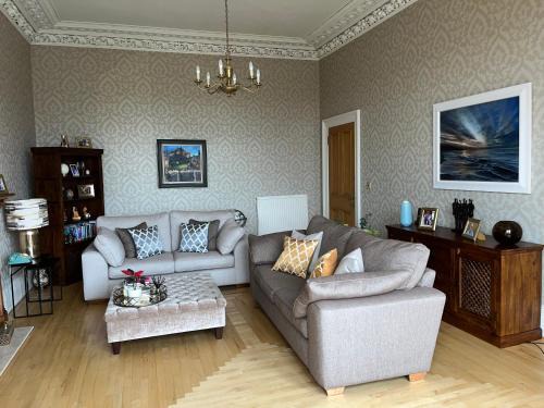 Quiet room in vibrant Bruntsfield with private parking