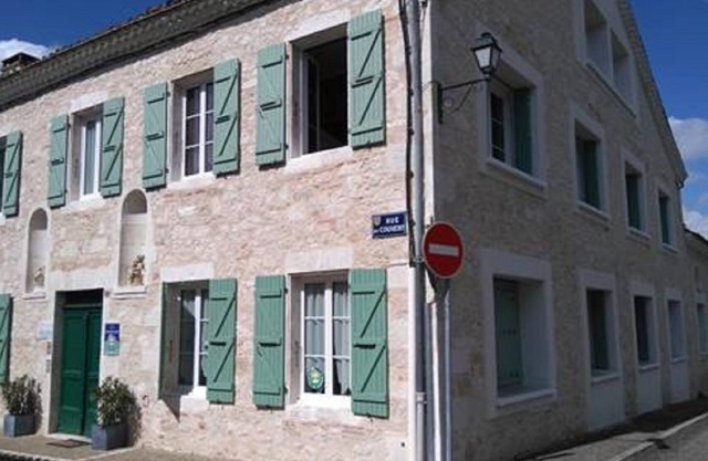 Quiet, spacious B&B with swimming pool and large terrace.