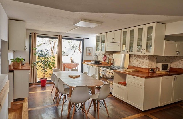 Quiet, spacious house just outside Paris. Metro 7