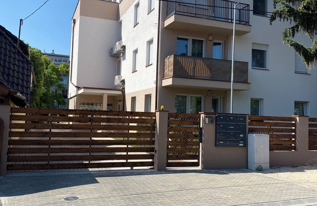 Quiet street steps from downtown & train station, 12 mns from Downtown Budapest