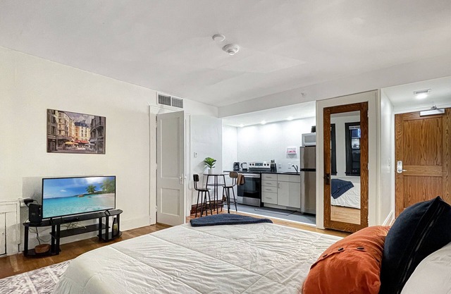 Quiet Studio on Grand - Downtown DSM!