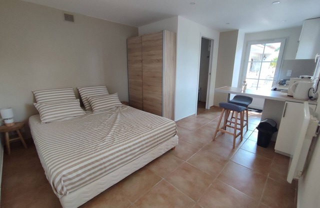 Quiet studio with kitchenette 15 minutes from Fréjus and St Raphaël