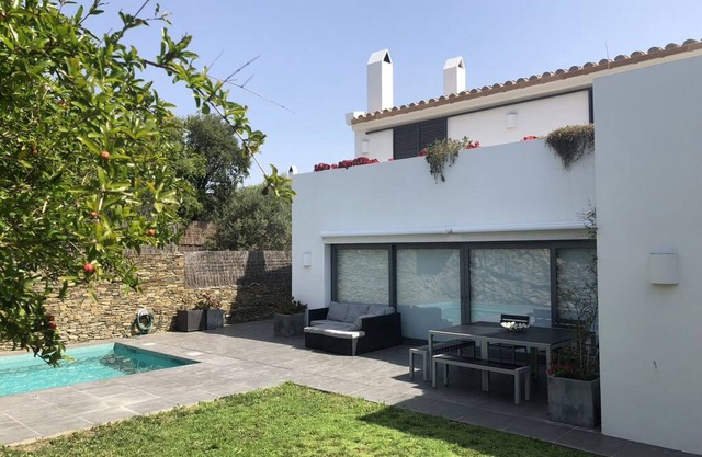 Quiet villa with pool and near the sea.