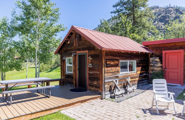 Quigley Bunkhouse - a simple cabin with a million dollar view!