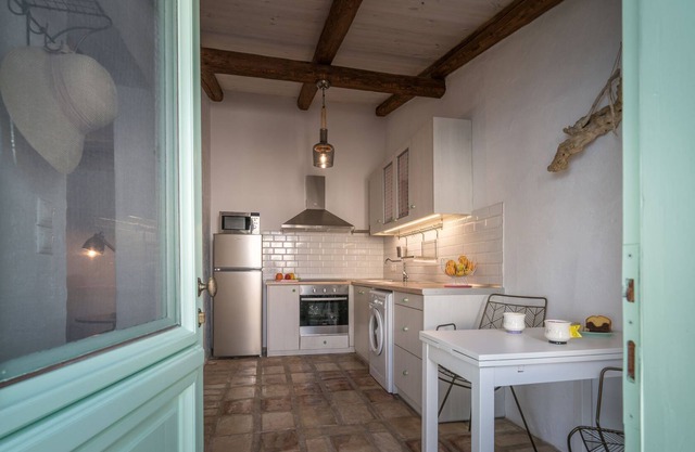 R 1193 Villa Musa -with Garden/Sea View, Outdoor jacuzzi & BBQ.