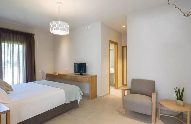 R 3250 Villa Hampton With Bath Amenities ,Coffee Facilities & Garden View.