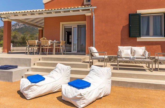 R 924 Beautiful Villa- Bio Garden, Pool view & Sea view