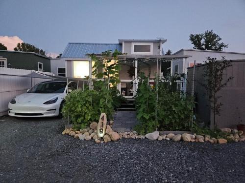 R & R's Modern Retreat