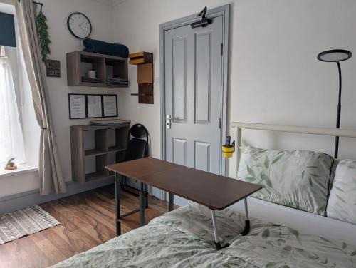 R4 - New Relaxing Double - City & Beach Access, WIFI, Free Parking - Self Catering