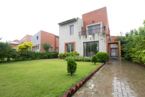 Raichak Green Villa by JadeCaps AC 3BHK Garden