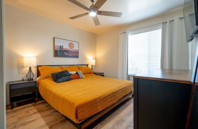 Railroad Dist, 10 Walk to DT, 1 min Sally Loo's Sleeps 4/6 max, Pets & Parking