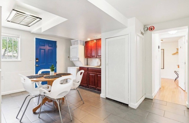 Rainier Entire Upper Floor - Walk to Metro