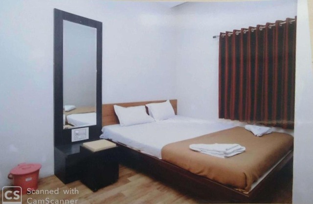 Rajhuns Deluxe Lodging