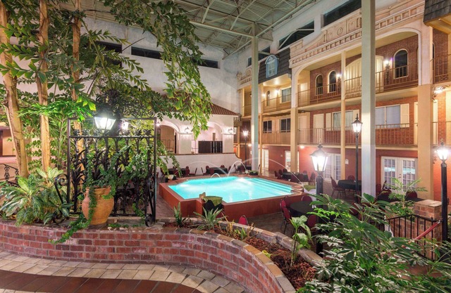 Ramada Hotel & Convention Center by Wyndham Topeka Downtown