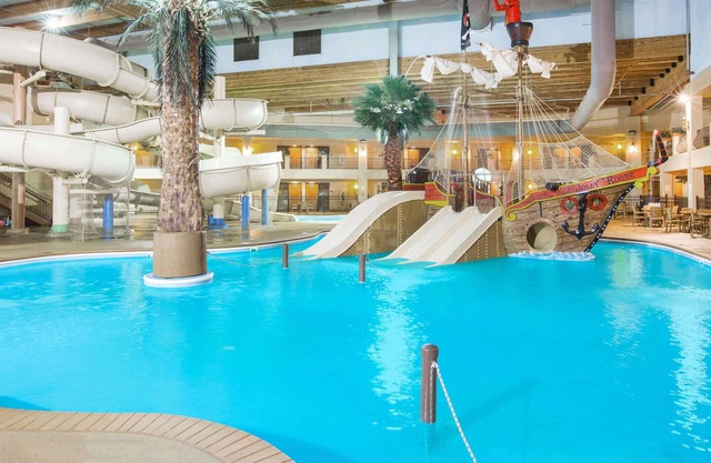 Ramada Tropics Resort & Conf Center by Wyndham Des Moines