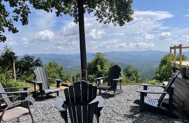 Rambling Rose Creekside Retreat near Asheville and Lake Lure