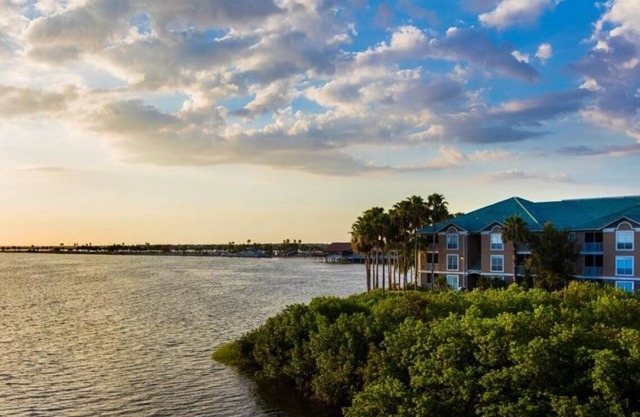 Rare Gem! Unit w/Balcony, Kitchen! Pool & FREE Parking, Close to Ybor Museum