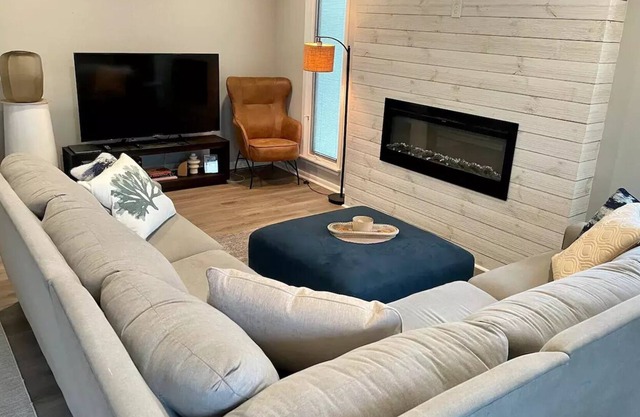 Rare! Modern & Cozy Lake House