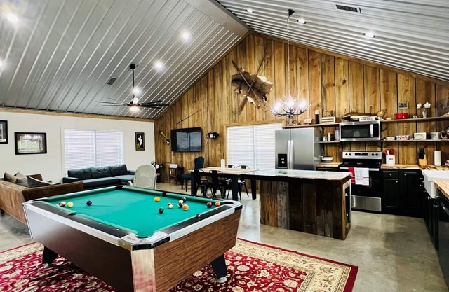 Raven's Nest - On Water, Calm Cove, Next to Boat Launch, BBQ Patio, Pool Table!