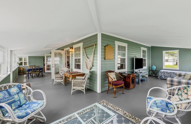 Rays On The River: Fall Colors & Cozy Riverfront Vibes – Your Perfect Escape!