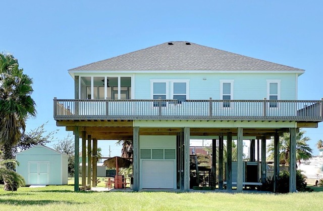 READER'S RETREAT - Close to the beach, great outdoor space with bar