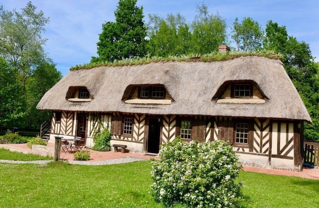 Real Norman cottage with access to a heated swimming pool