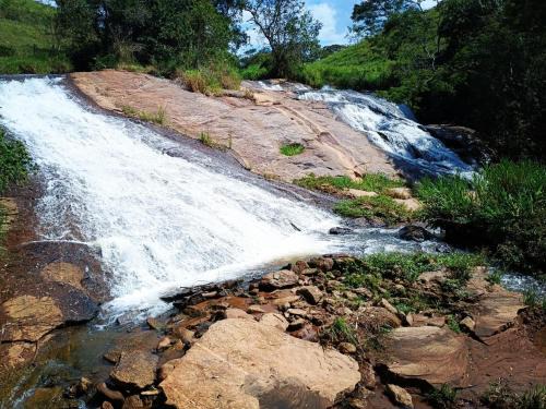 Recanto do sonho, com cachoeira no quintal