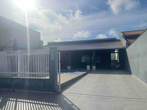 Recanto Salinas - Casa alto padrão a 350mts da praia