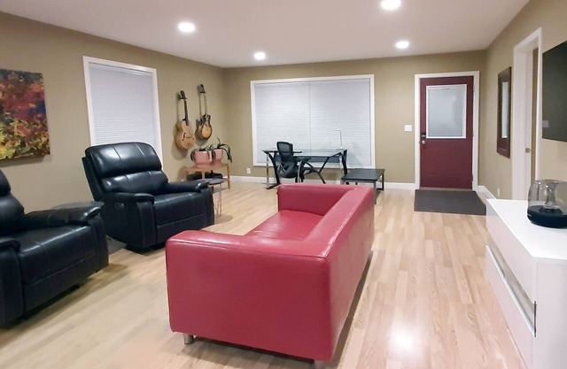 Recliners. Single Level Living. Walk in shower.