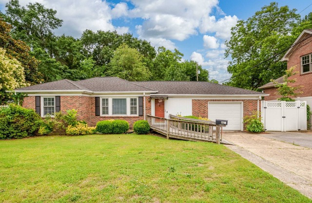 Red Brick Ranch- 2.3 miles to UA- Fenced Backyard