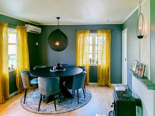 Red Cottage By The Sea In Laukvika