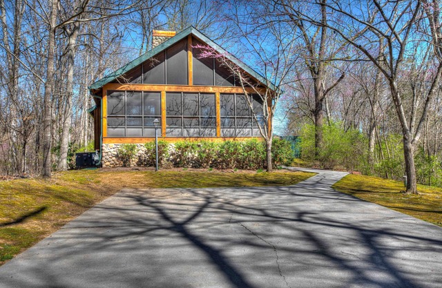 Red Leaf Lodge nPeaceful Cabin for 6 with Hot Tub