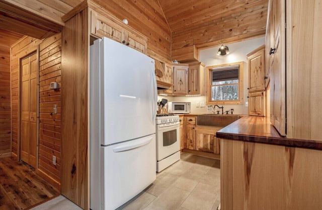 Red Pine Refuge - Two Bedroom, Two Bathroom with Loft, Private Lakefront Home