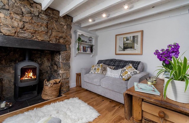 Red Robin Cottage - One Bedroom Cottage, Sleeps 2