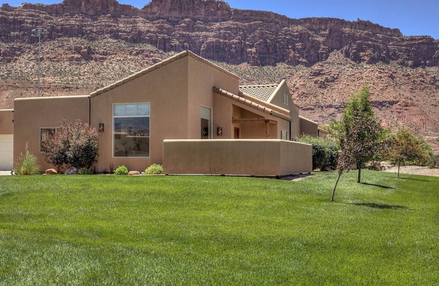Red Rock & Mountain Views, All the Comforts of Home, Community Pool & Hot Tub