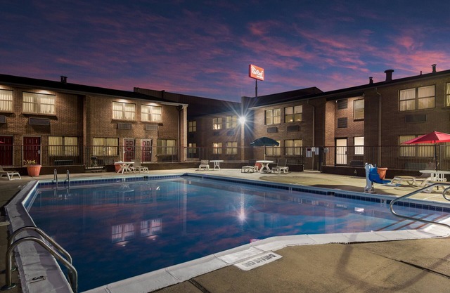 Red Roof Inn & Suites Lexington - Hamburg