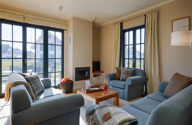 Reetland am Meer - Luxus Reetdachvilla mit 3 Schlafzimmern, Sauna und Kamin F20