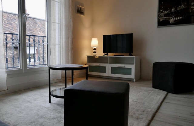 Refined XL apartment, 1 bedroom balcony