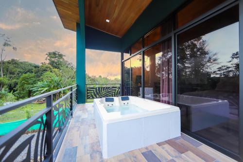 Refugio Turquesa-King bed and balcony with jacuzzi, fast Wifi, EV powering included! Only 5 minutes from La Fortuna