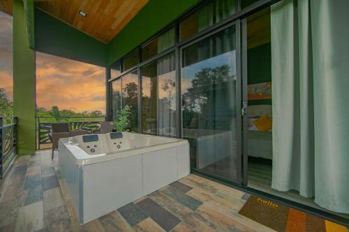 Refugio Verdanza-King bed and balcony with jacuzzi, fast Wifi, EV powering included! Only 5 minutes from La Fortuna