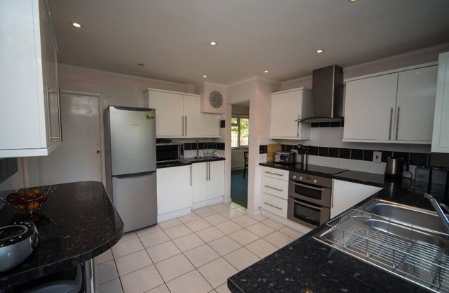 Refurbished 4 bedroom chalet bungalow in Guildford (2min from town centre)