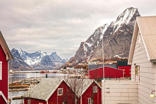 Reine Mountain View Retreat