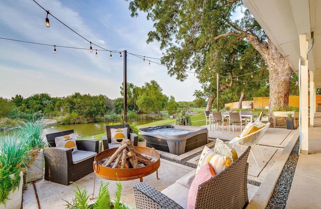 Relax and Connect w/Premiere Lakefront Amenities - Kayaking, Mini Golf, Hot Tub