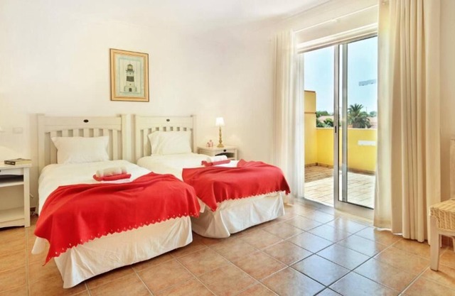 Relax and Unwind! Full Kitchen, 2 Swimming Pool, Free Parking, Near Meia Beach!