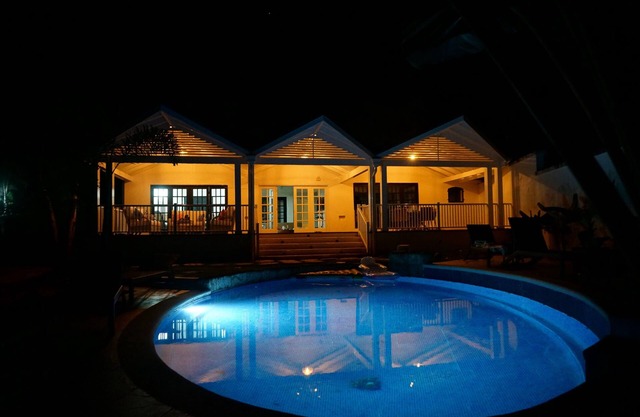 Relax by the pool, close to beach - Toad Hall