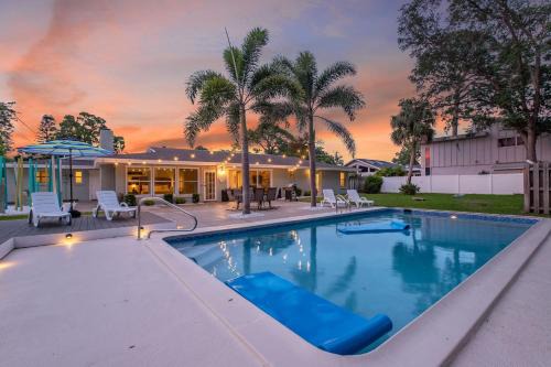 Relax in a Private 4BR Oasis Pool Fire Pit & BBQ